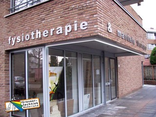 Kunststof met zilverkleurige RVS look letters